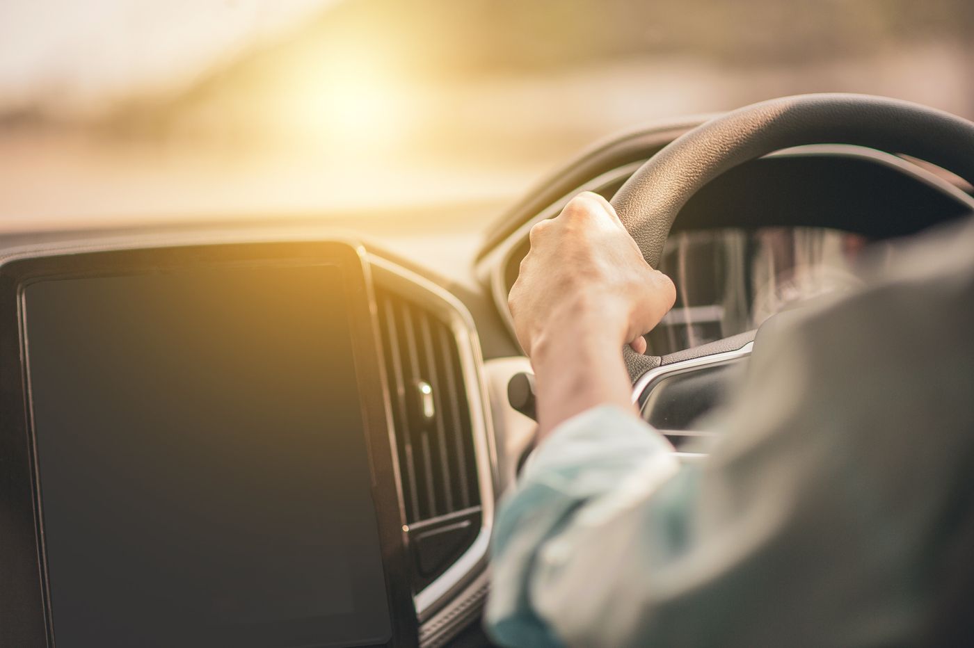 Persona conduciendo con licencia al día